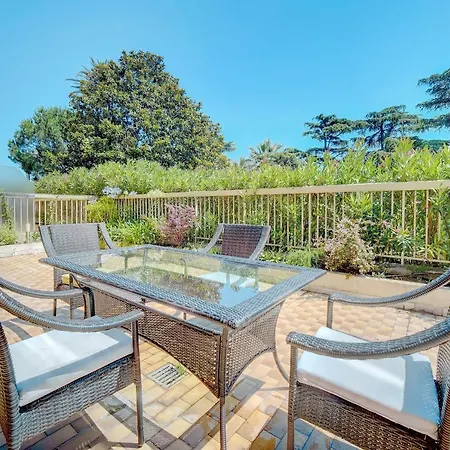 Comfortable, Superb South Terrace Apartment