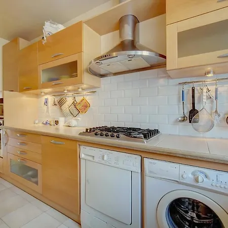 Comfortable, Superb South Terrace Apartment