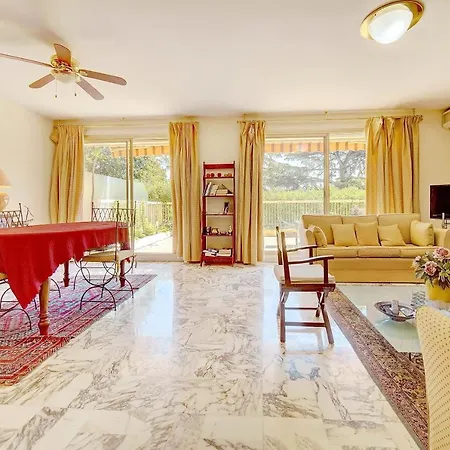 Comfortable, Superb South Terrace Apartment *