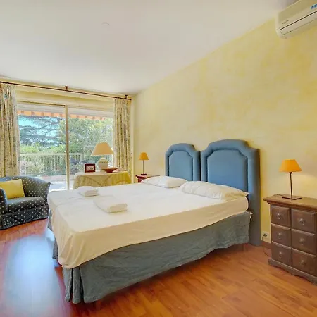 Comfortable, Superb South Terrace Apartment