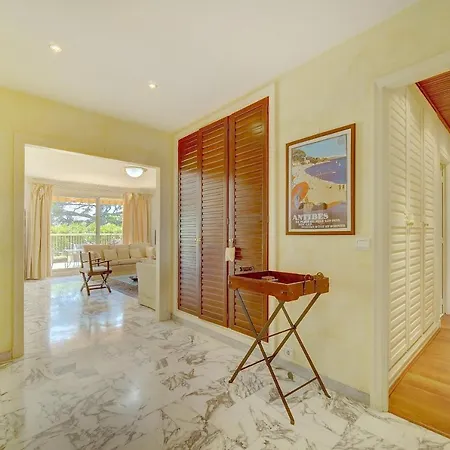 Comfortable, Superb South Terrace Apartment